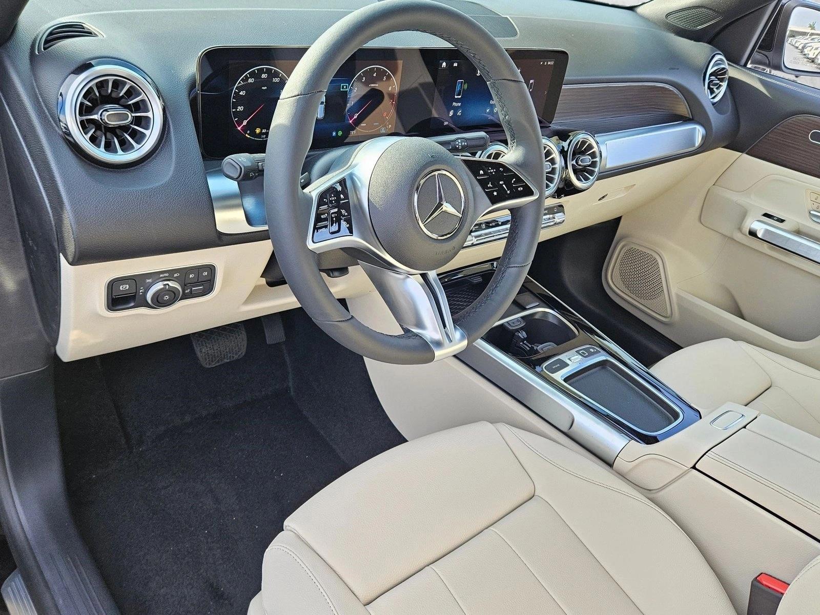 2025 Mercedes Benz GLB 250 photo 3