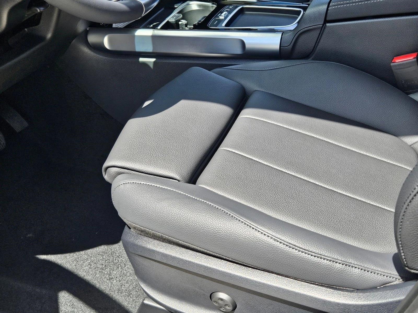 2025 Mercedes Benz GLB 250 photo 4