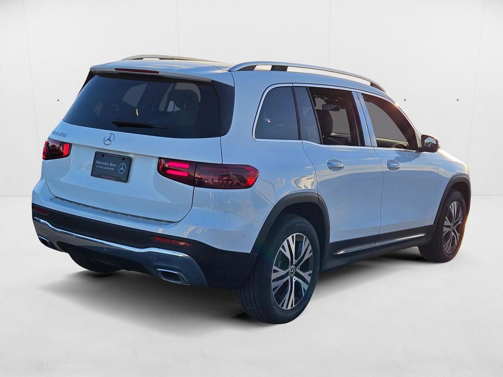 2025 Mercedes Benz GLB 250 photo 2