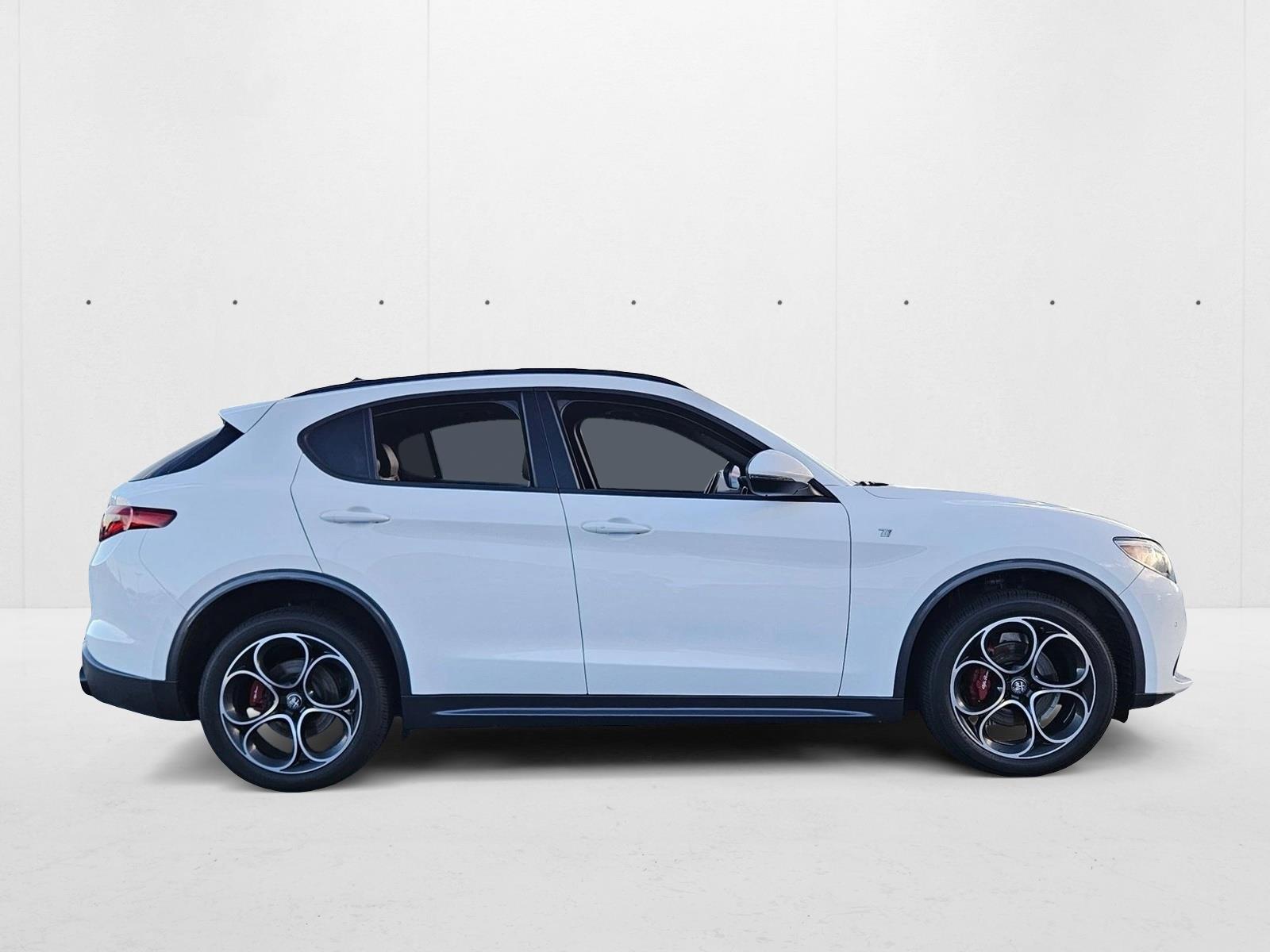 2022 Alfa Romeo Stelvio Ti photo 2