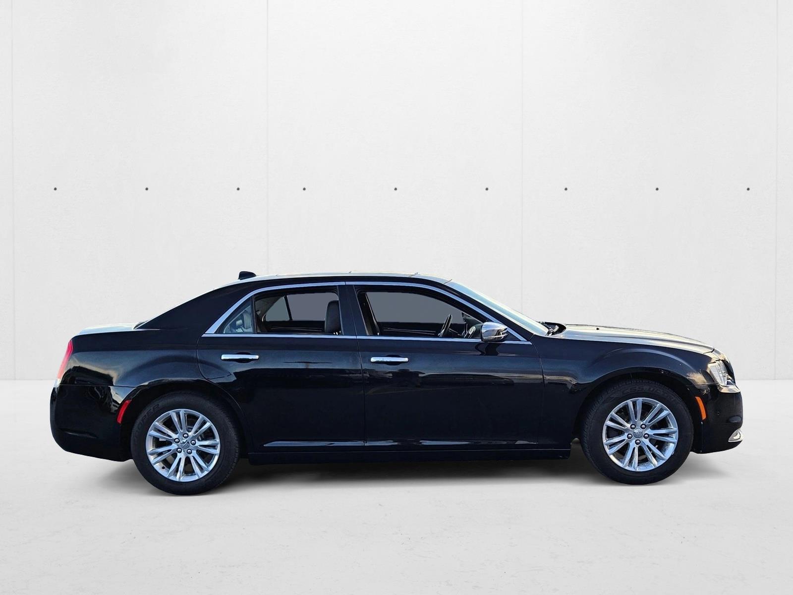 2016 Chrysler 300 Base photo 4