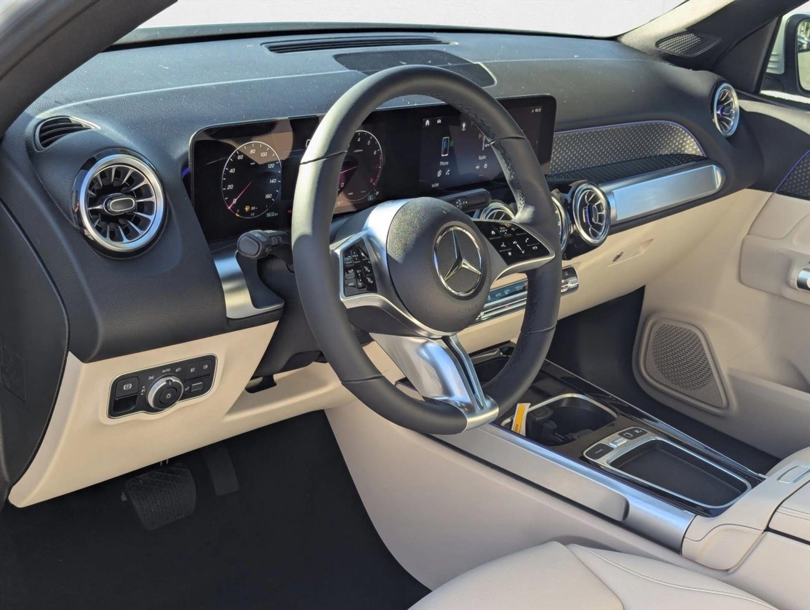 2025 Mercedes Benz GLB 250 photo 3