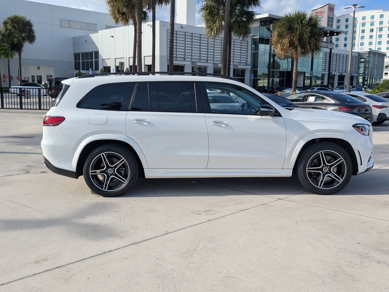 2023 Mercedes Benz GLS 450 4MATIC photo 3