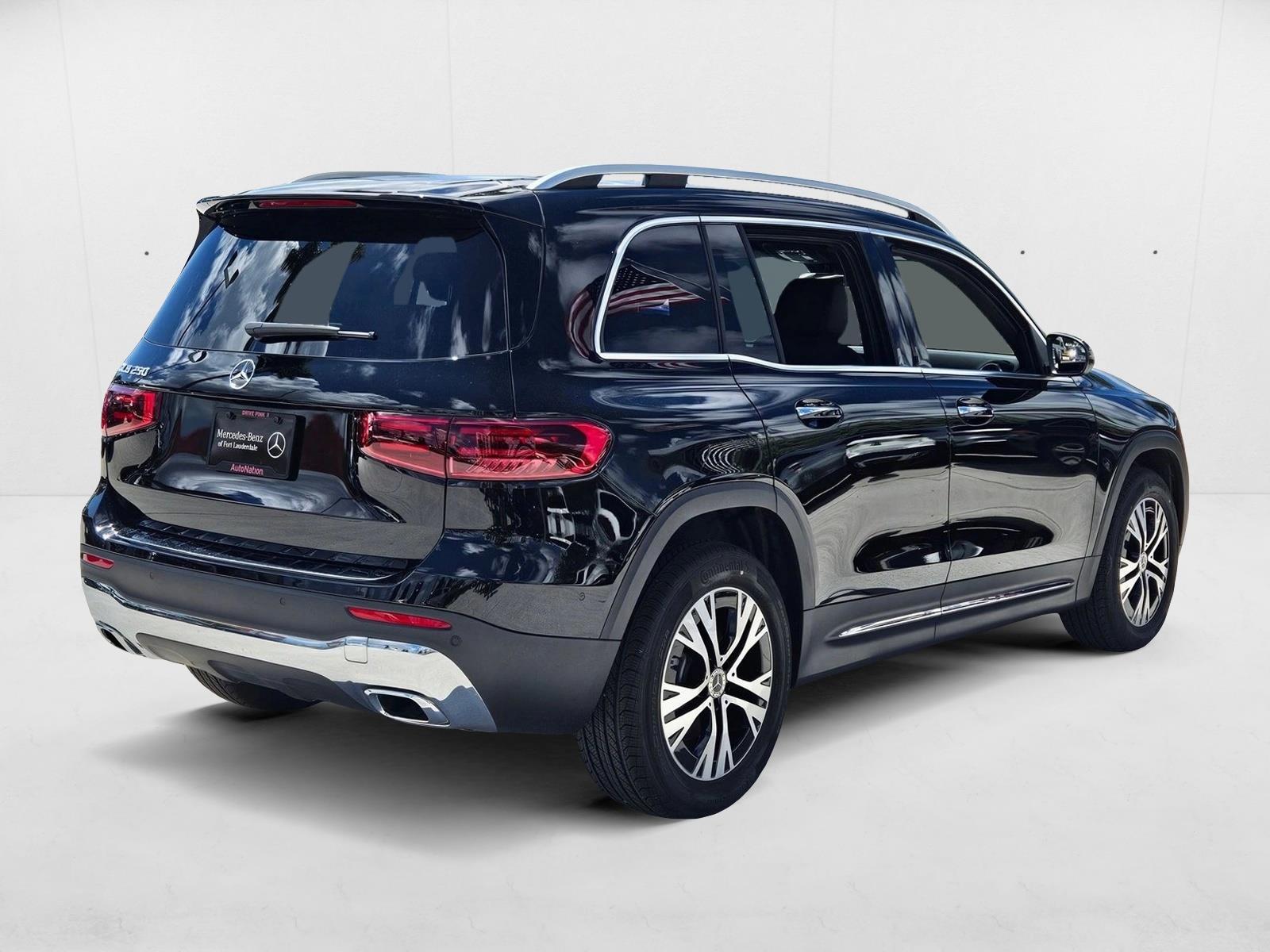 2025 Mercedes Benz GLB 250 photo 2