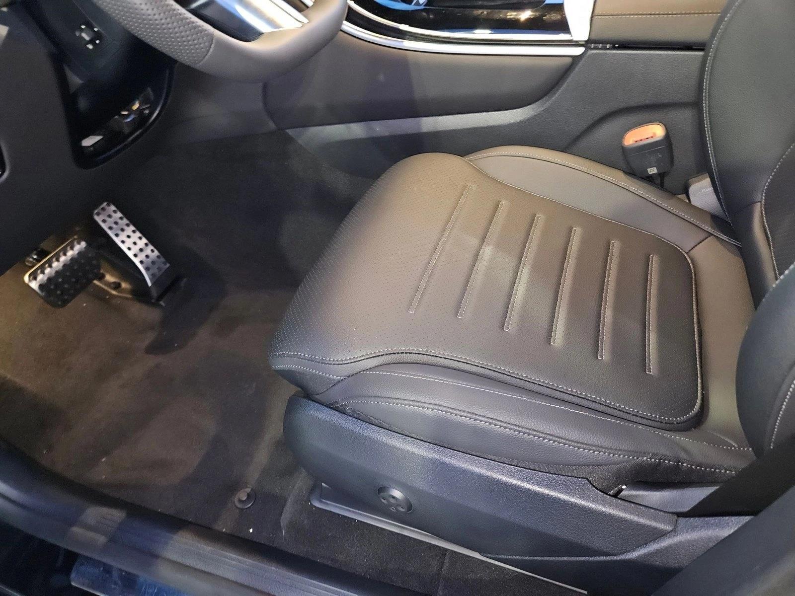 2025 Mercedes Benz GLC 350e 4MATIC photo 3