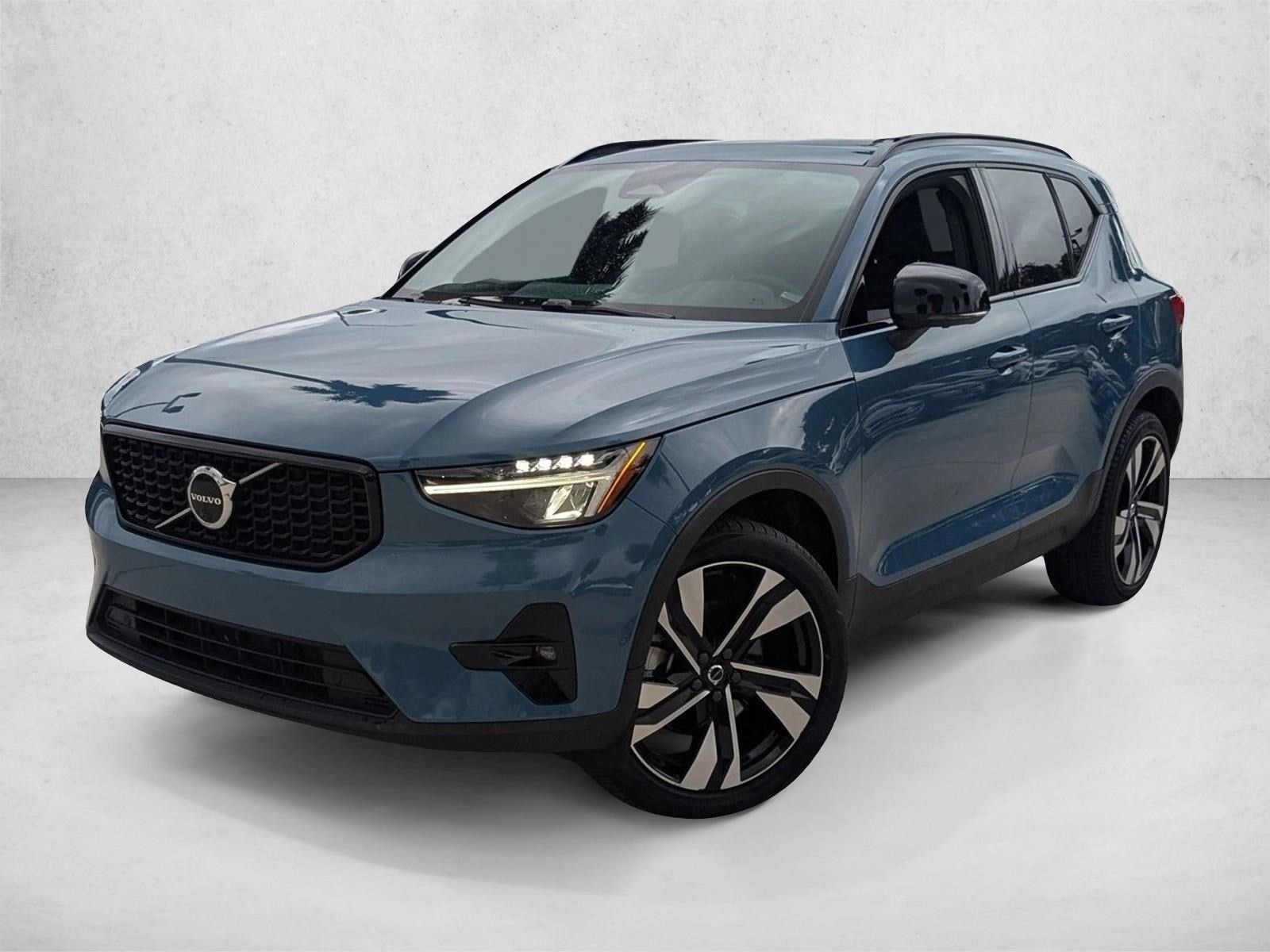 2023 Volvo XC40 Plus's photo