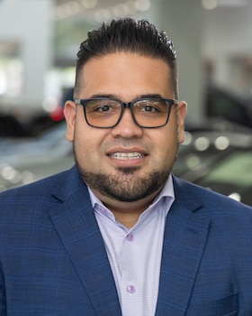 Staff member Walter Bernal from ID_6c884b989cde