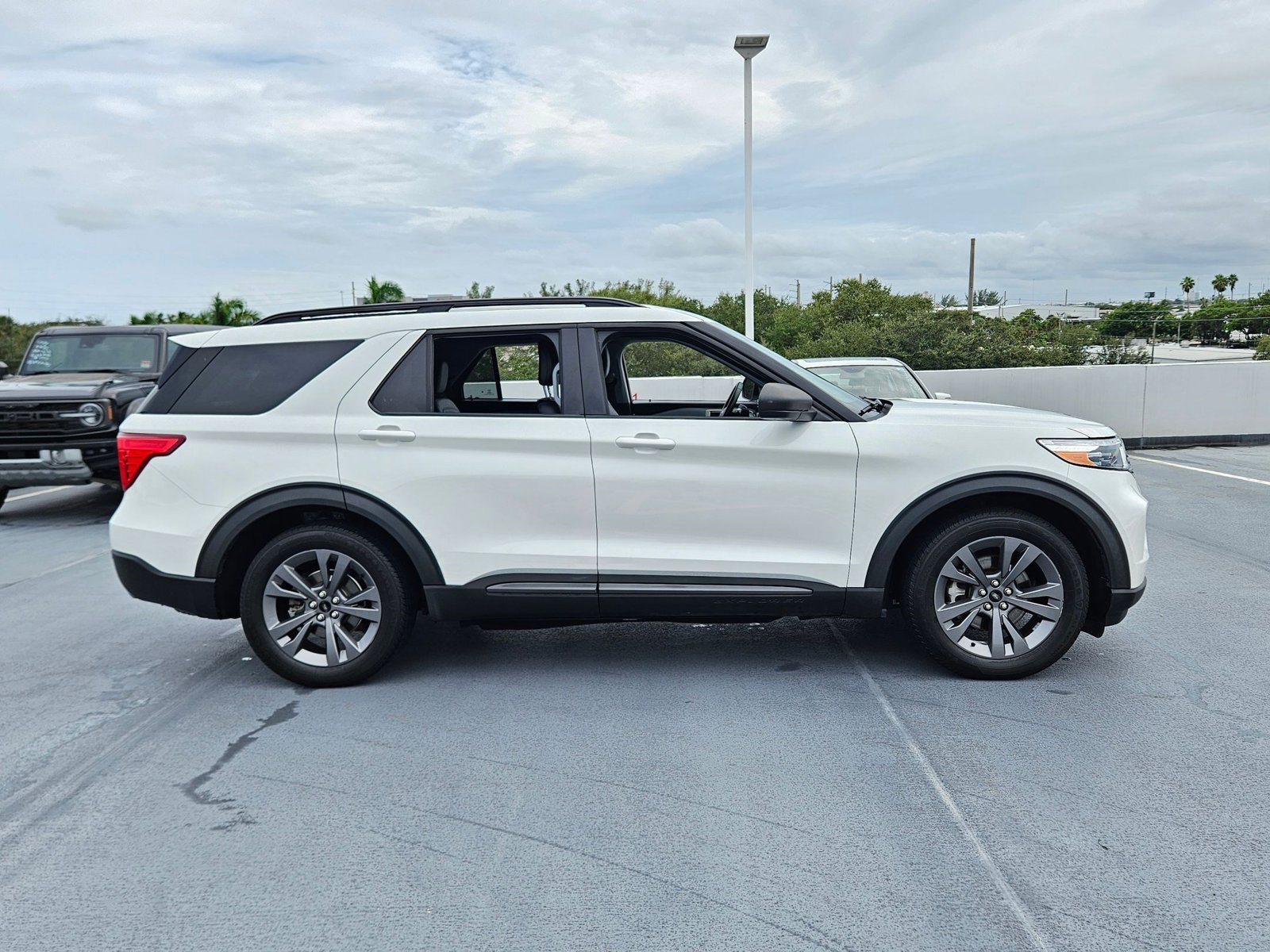 2021 Ford Explorer XLT photo 3