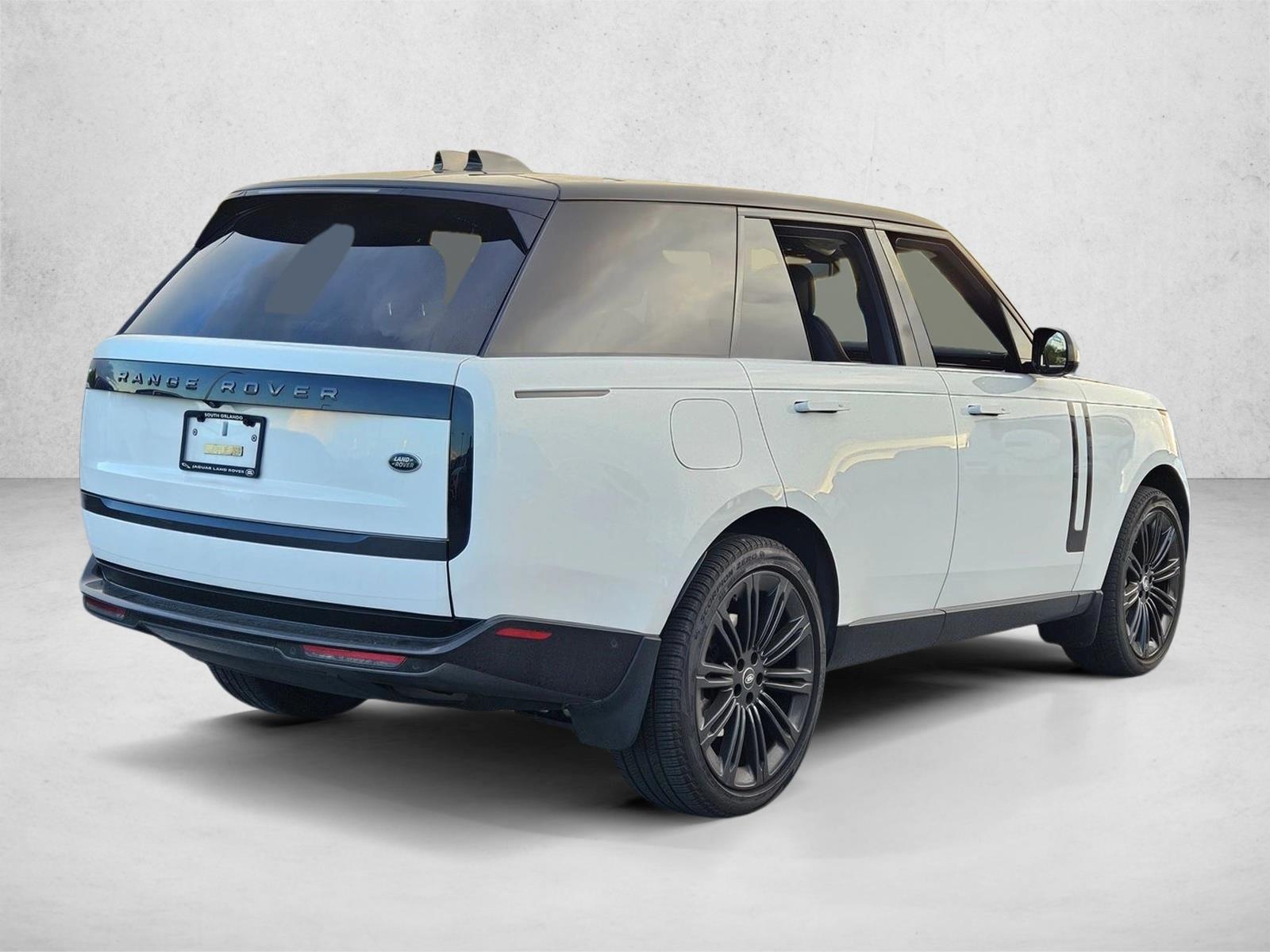 2023 Land Rover Range Rover SE photo 3