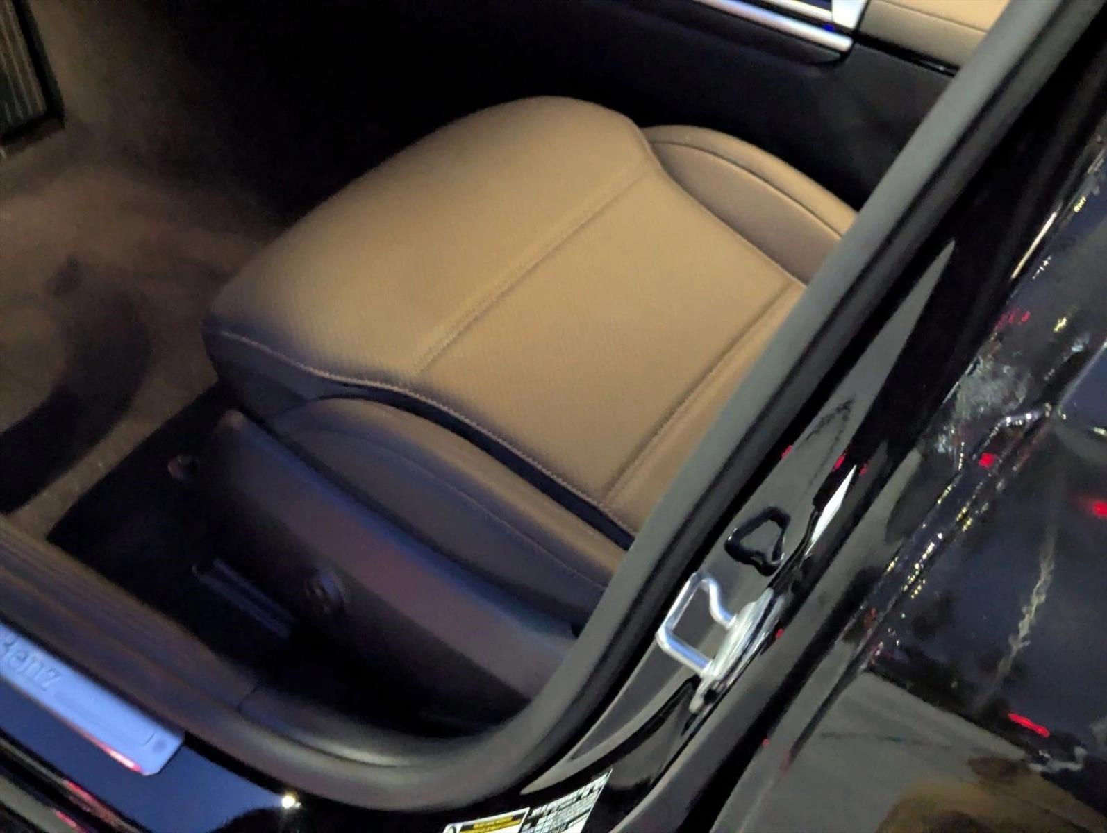 2025 Mercedes Benz C 300 Sedan photo 4