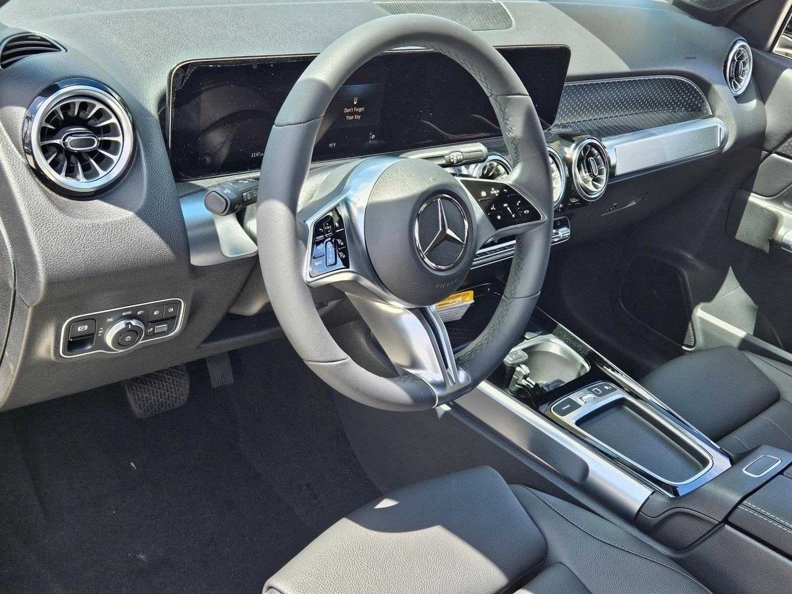 2025 Mercedes Benz GLB 250 photo 3
