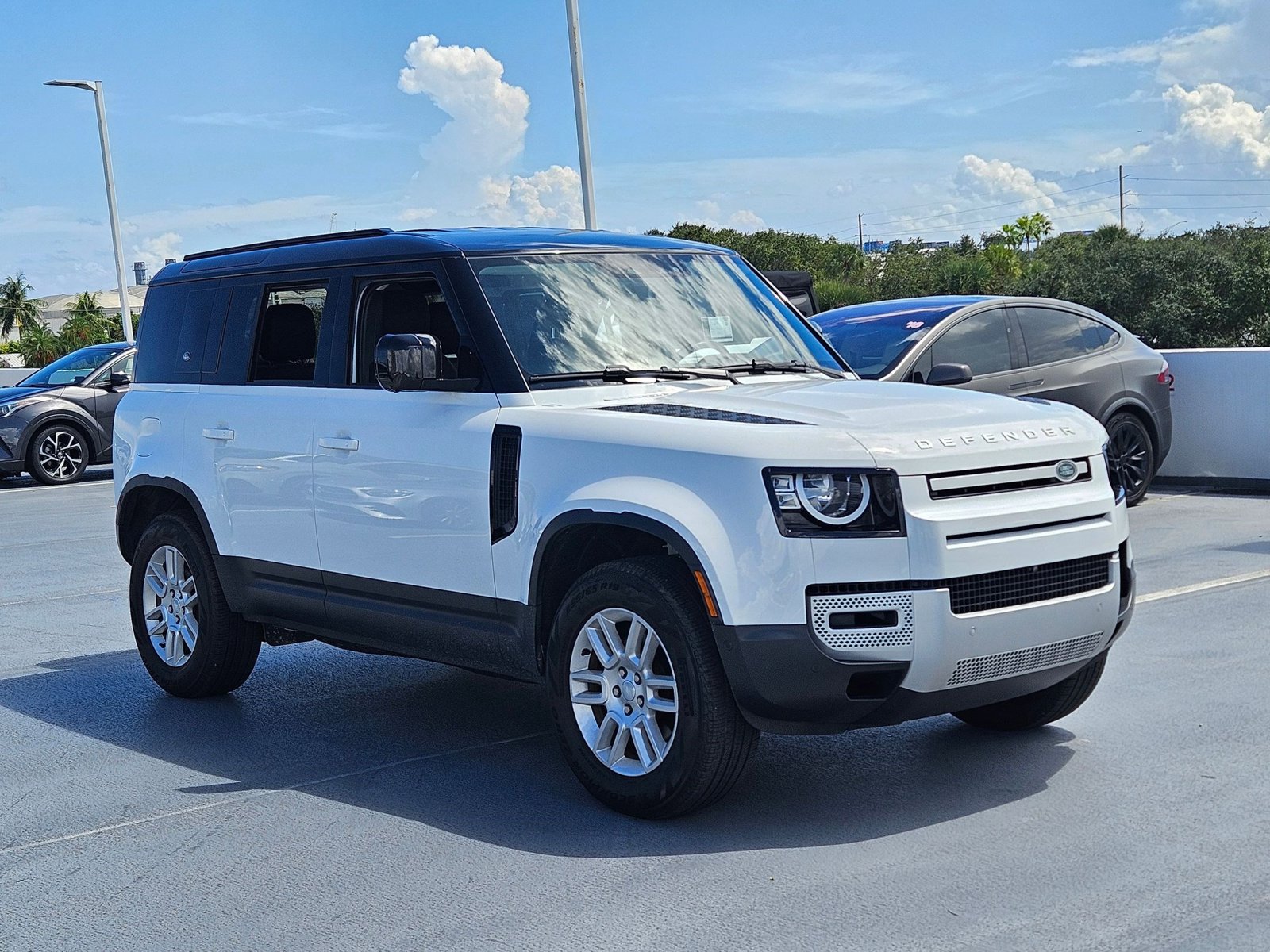 2023 Land Rover Defender 110 S photo 3