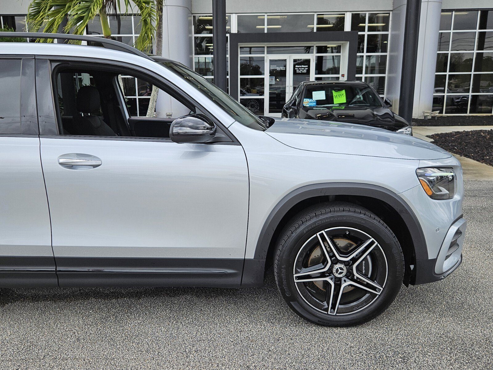 2025 Mercedes Benz GLB 250 photo 2