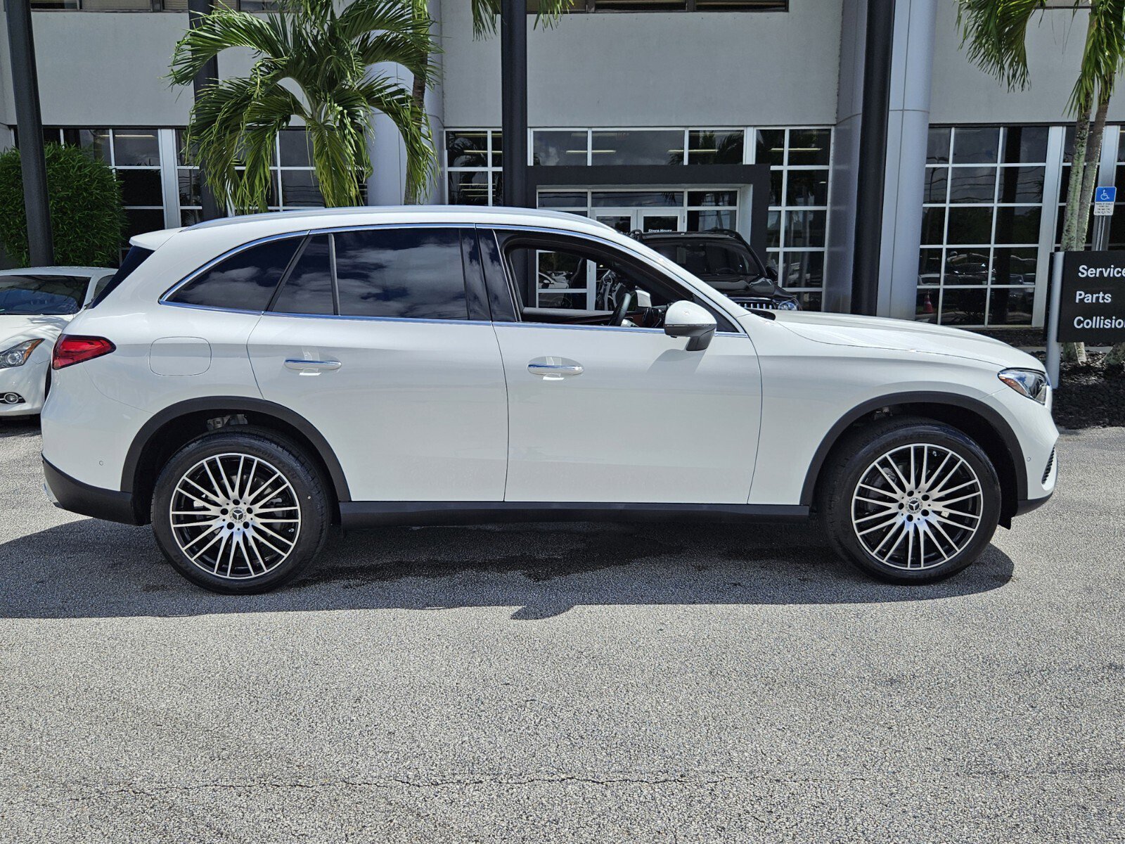 2024 Mercedes Benz GLC 300 photo 2