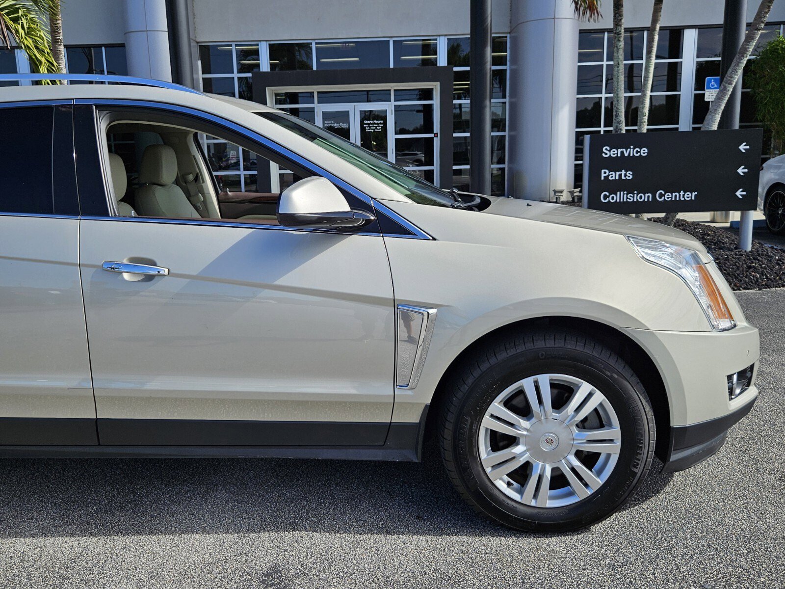 2015 Cadillac SRX Luxury photo 2