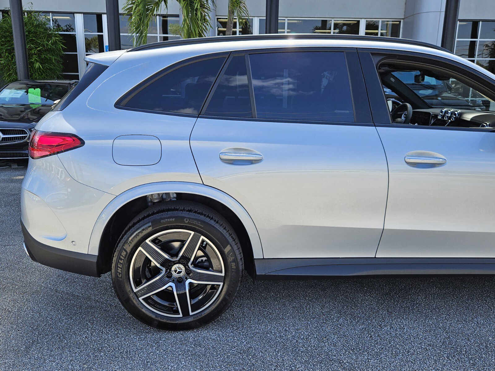 2025 Mercedes Benz GLC 300 photo 4