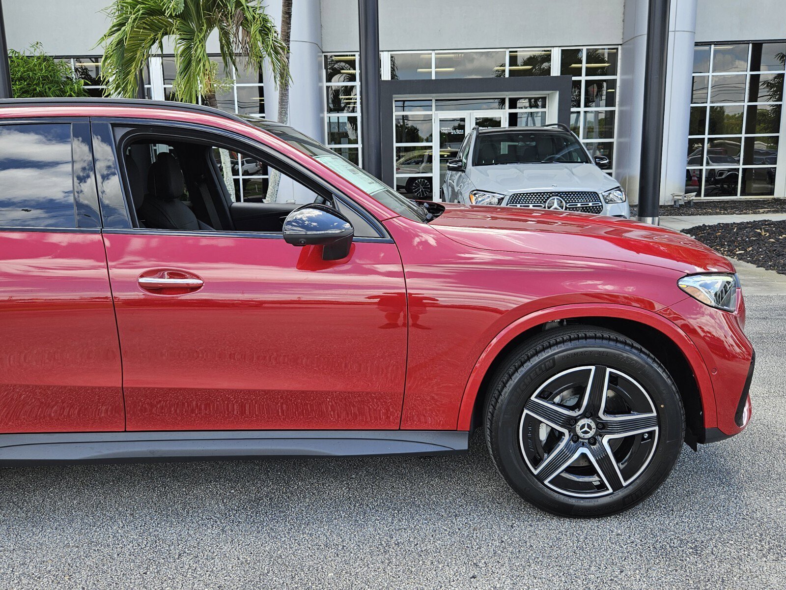 2025 Mercedes Benz GLC 300 photo 3