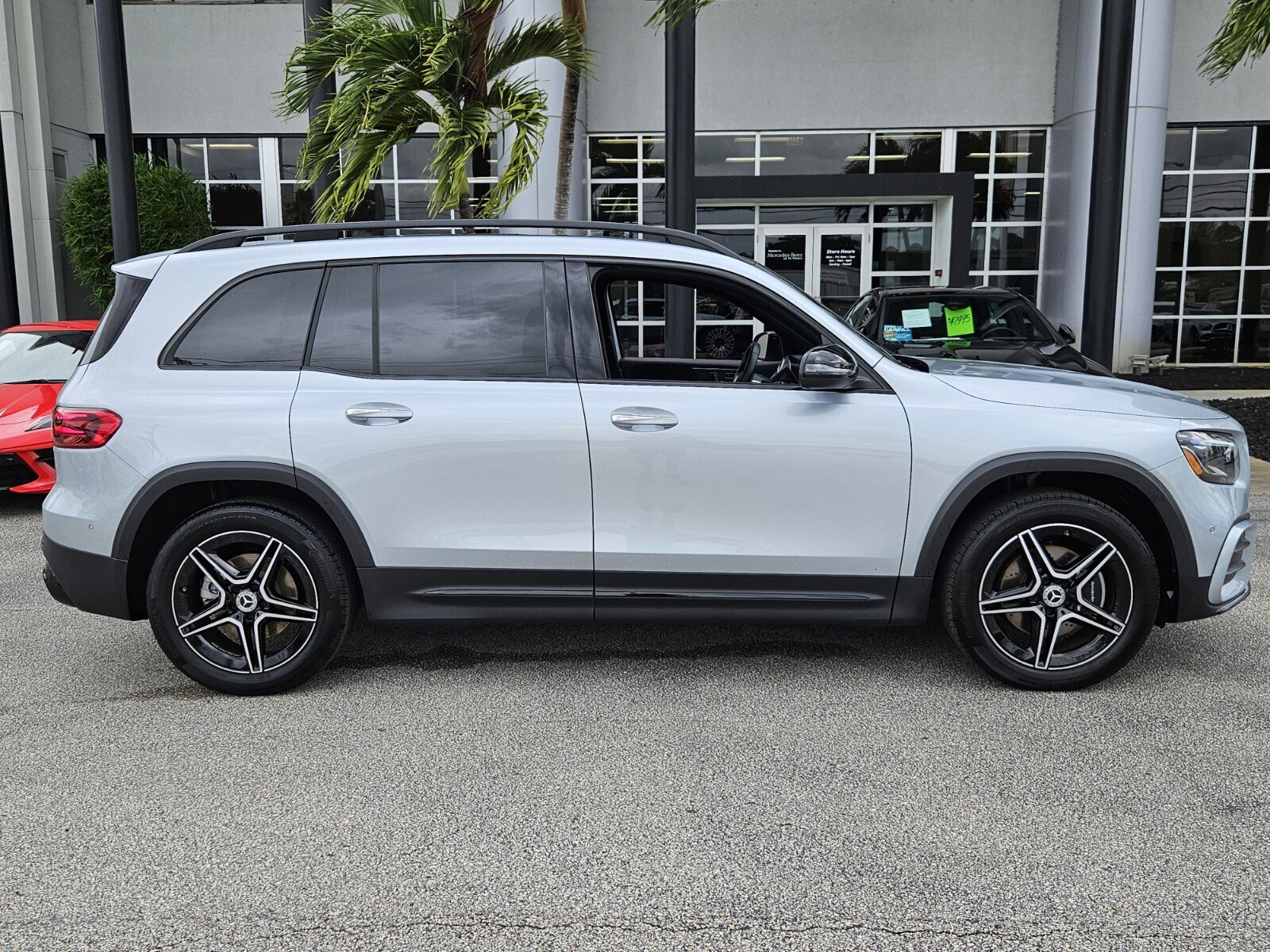 2025 Mercedes Benz GLB 250 photo 3