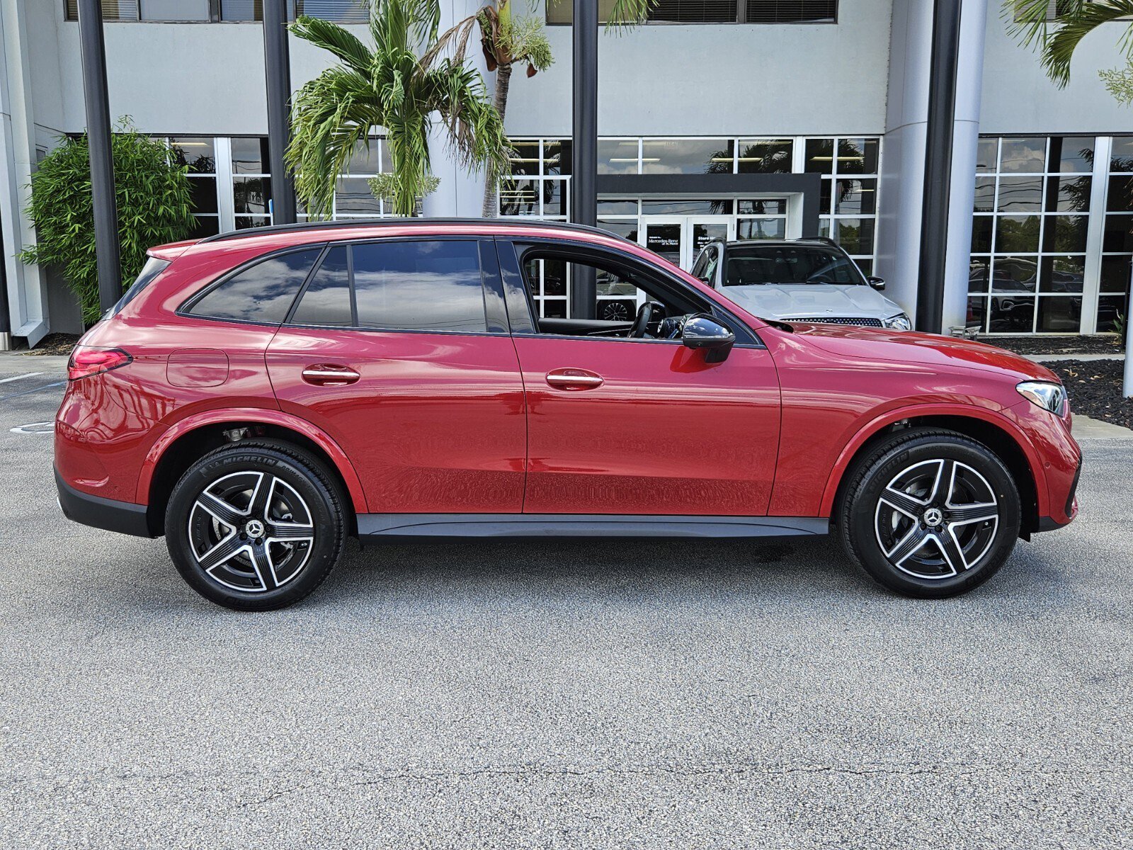 2025 Mercedes Benz GLC 300 photo 4