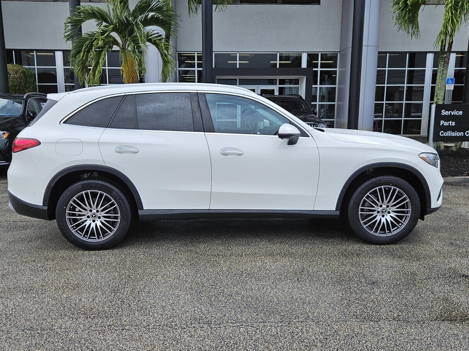 2024 Mercedes Benz GLC 300 photo 3