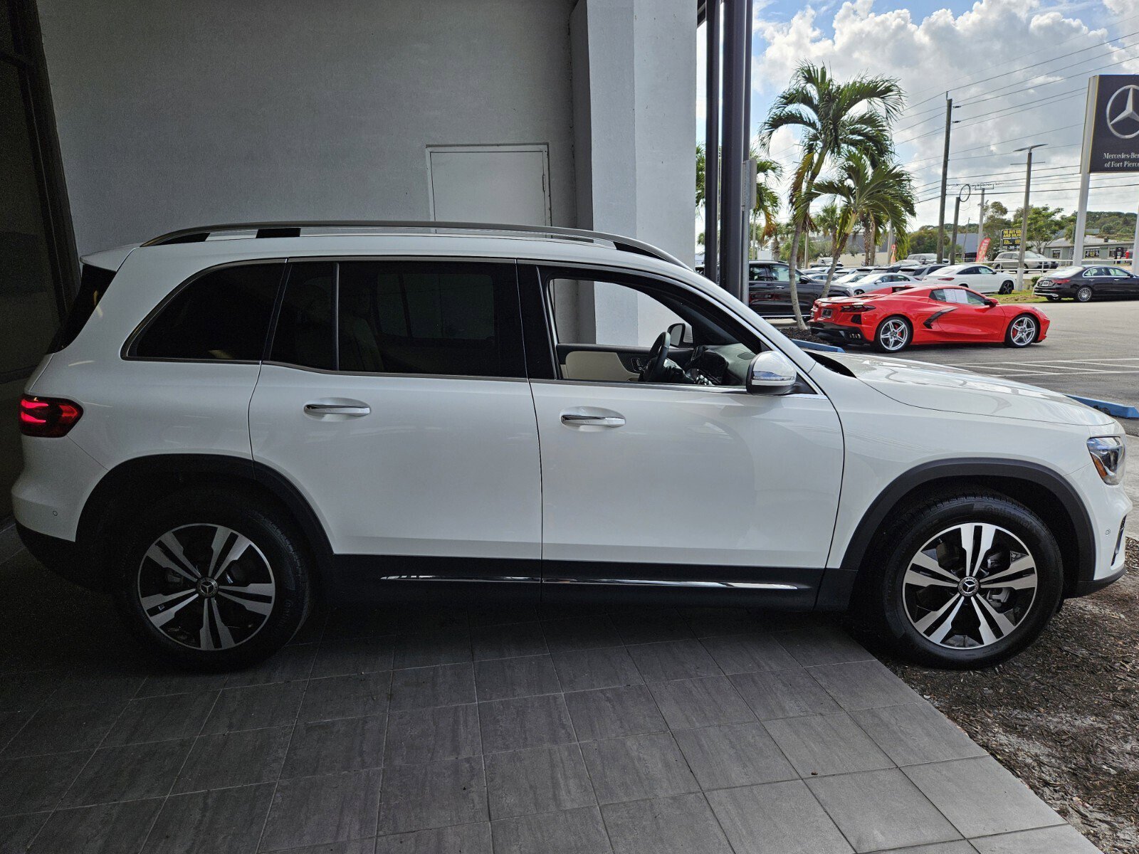 2025 Mercedes Benz GLB 250 photo 2