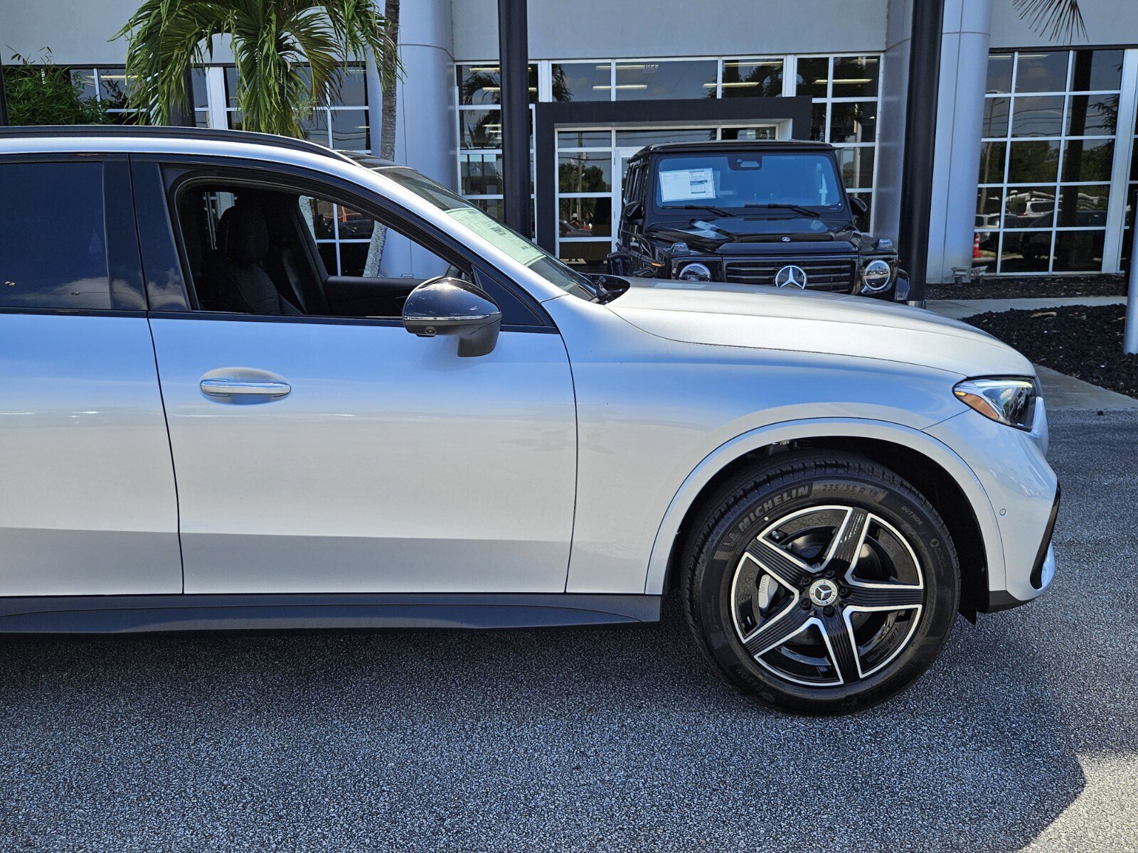 2025 Mercedes Benz GLC 300 photo 2
