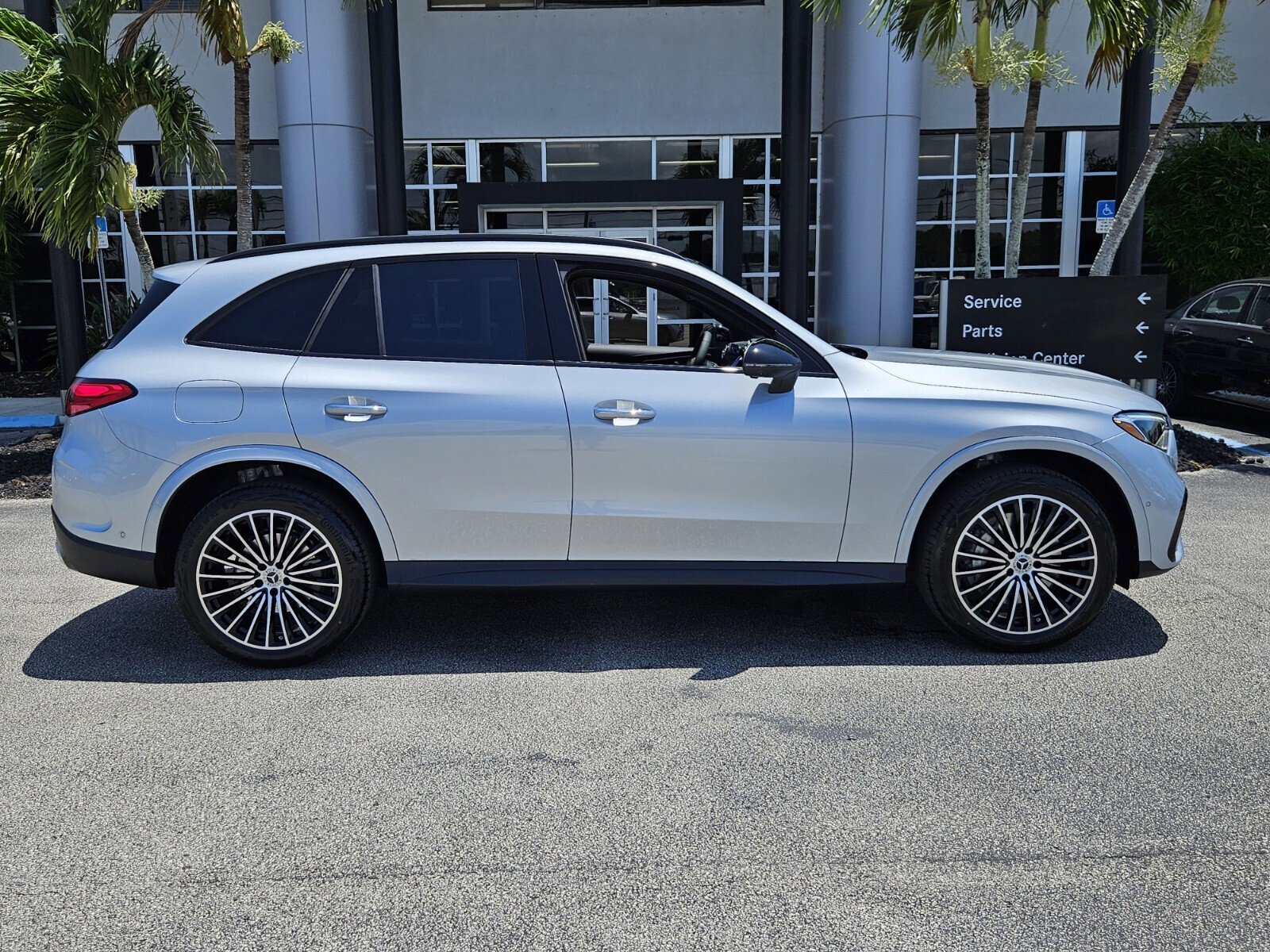 2025 Mercedes Benz GLC 300 photo 4