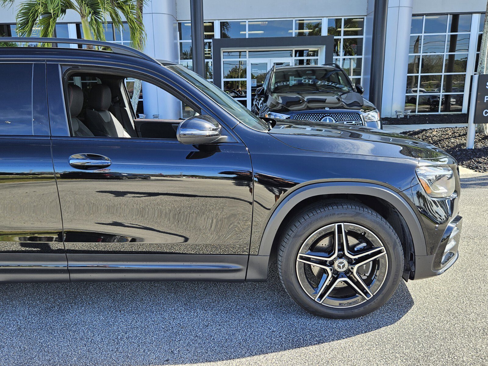 2024 Mercedes Benz GLB 250 photo 2