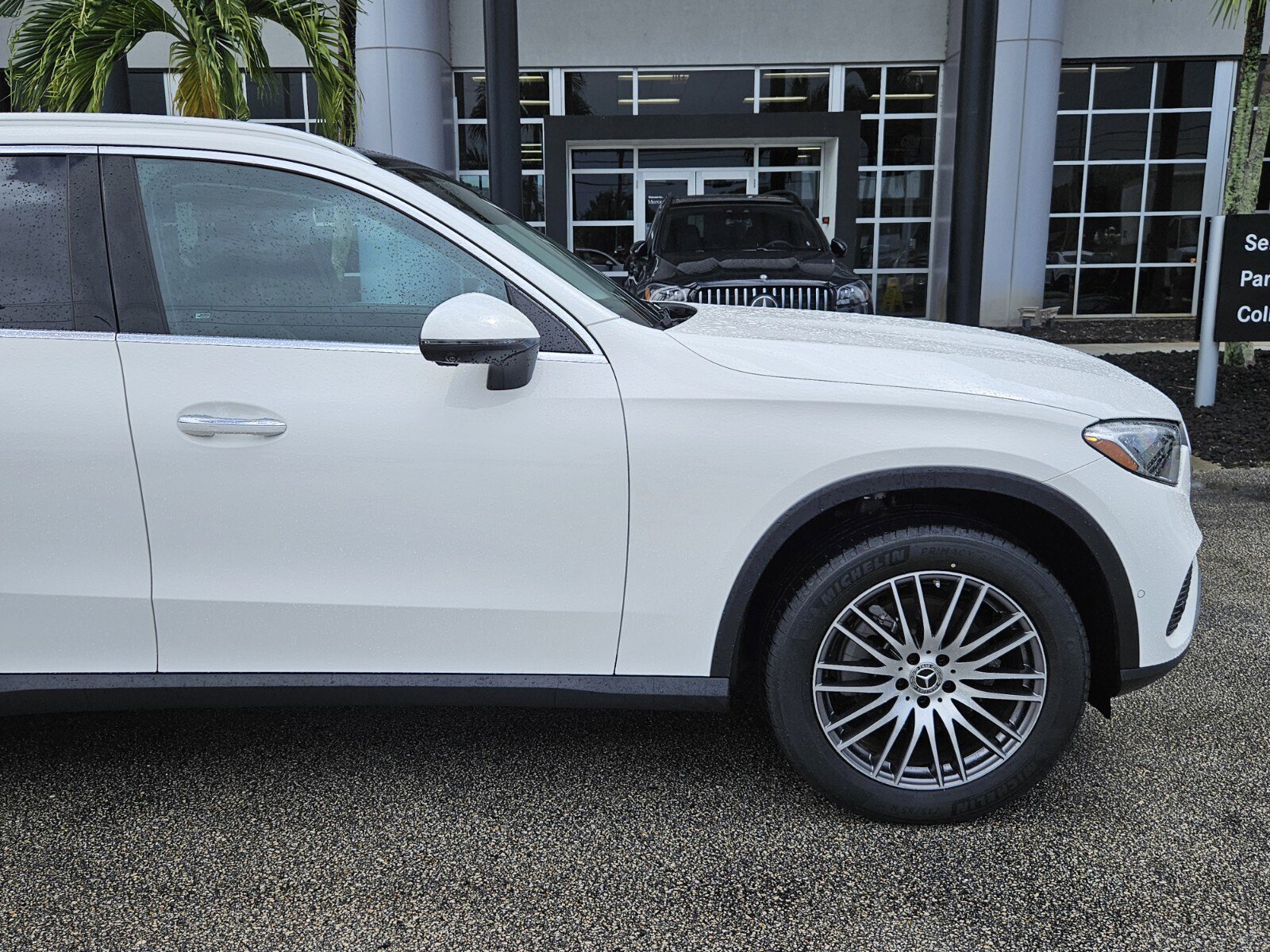 2024 Mercedes Benz GLC 300 photo 2