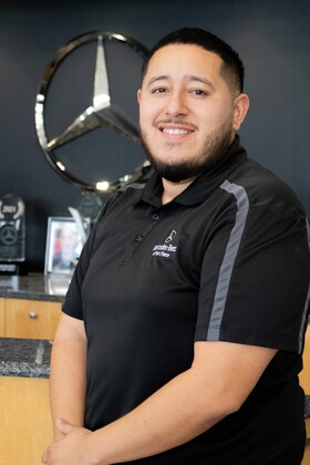 Staff member Arturo Santos from ID_9468e1d760b3