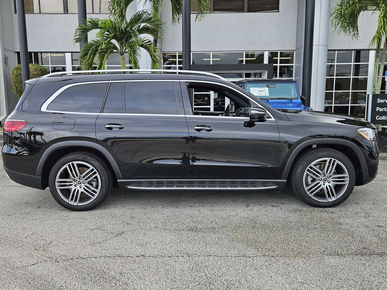 2025 Mercedes Benz GLS 450 4MATIC photo 3