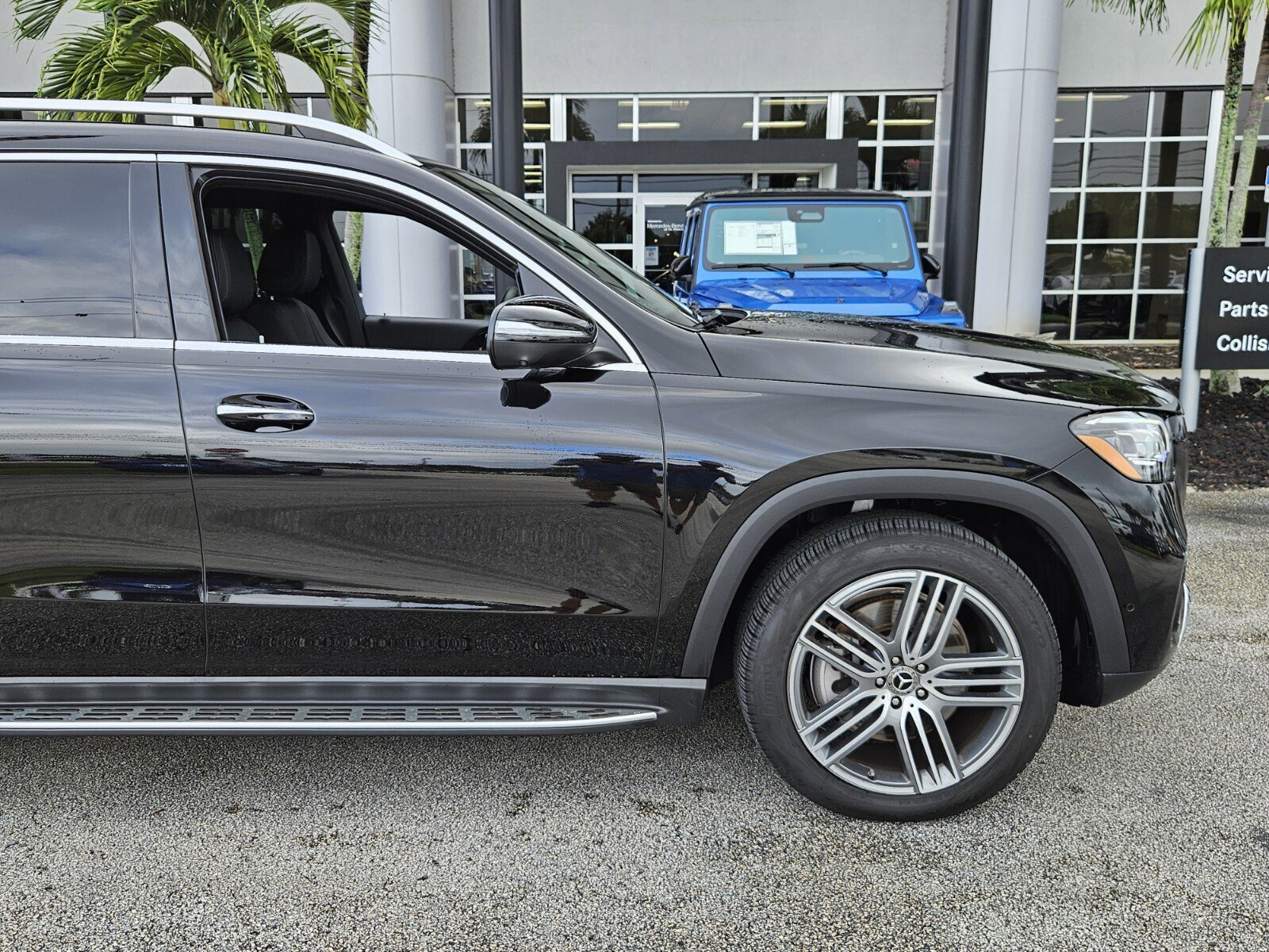 2025 Mercedes Benz GLS 450 4MATIC photo 2