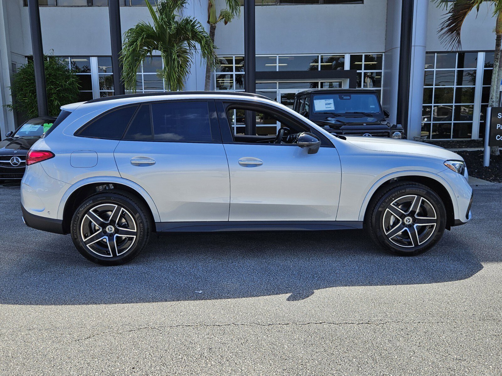 2025 Mercedes Benz GLC 300 photo 3
