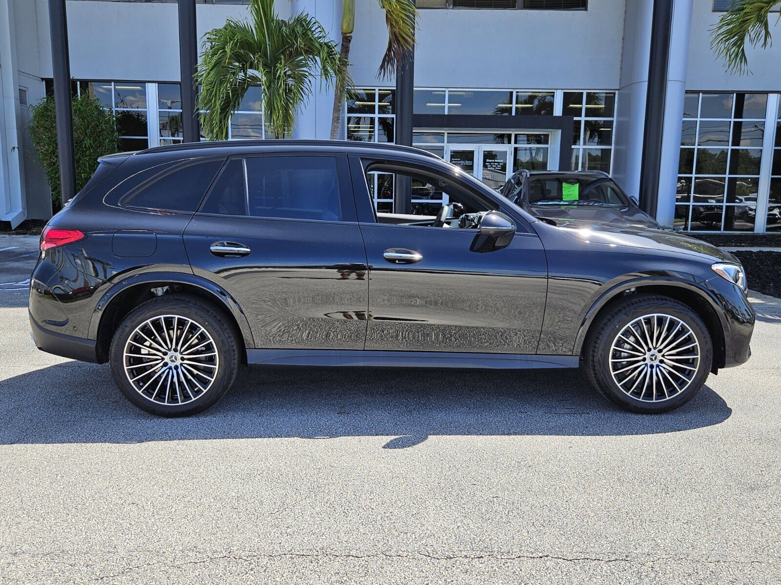 2025 Mercedes Benz GLC 300 photo 3