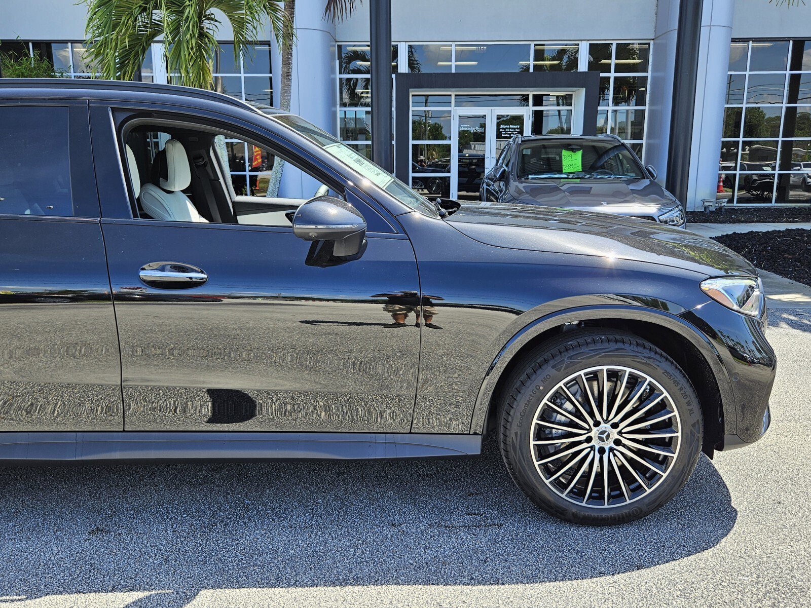 2025 Mercedes Benz GLC 300 photo 2