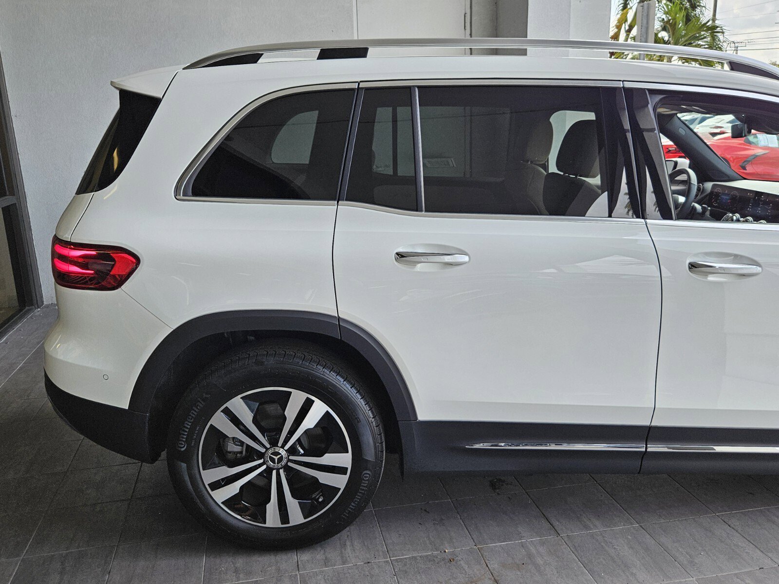 2025 Mercedes Benz GLB 250 photo 3