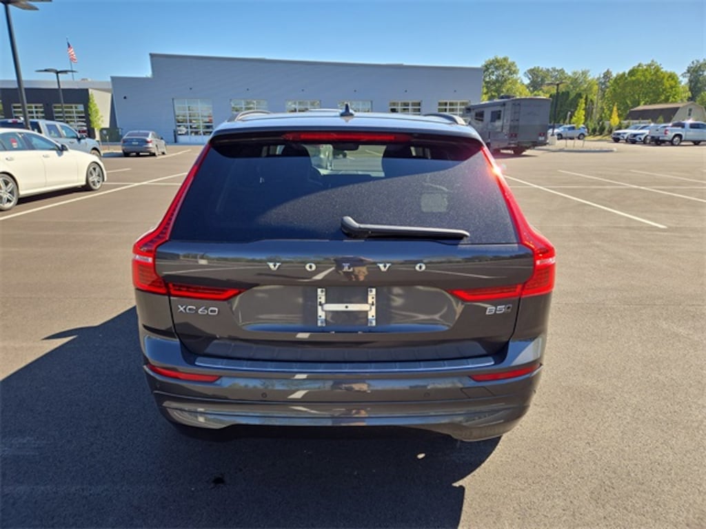 Used 2022 Volvo XC60 B5 AWD Momentum SUV