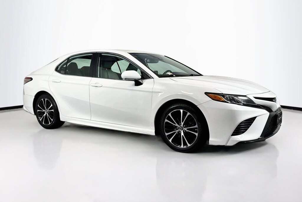 Used 2019 Toyota Camry Hybrid SE Sedan