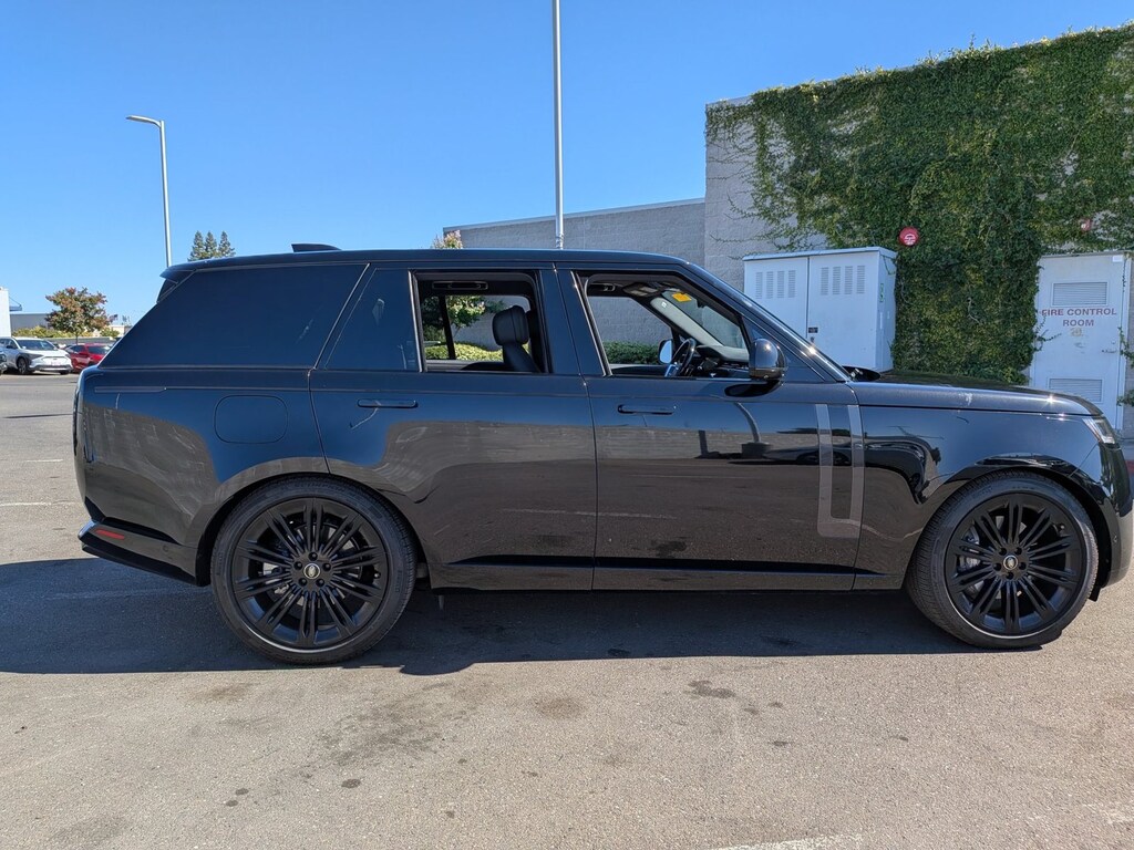 Used 2025 Land Rover Range Rover P400 SE SUV