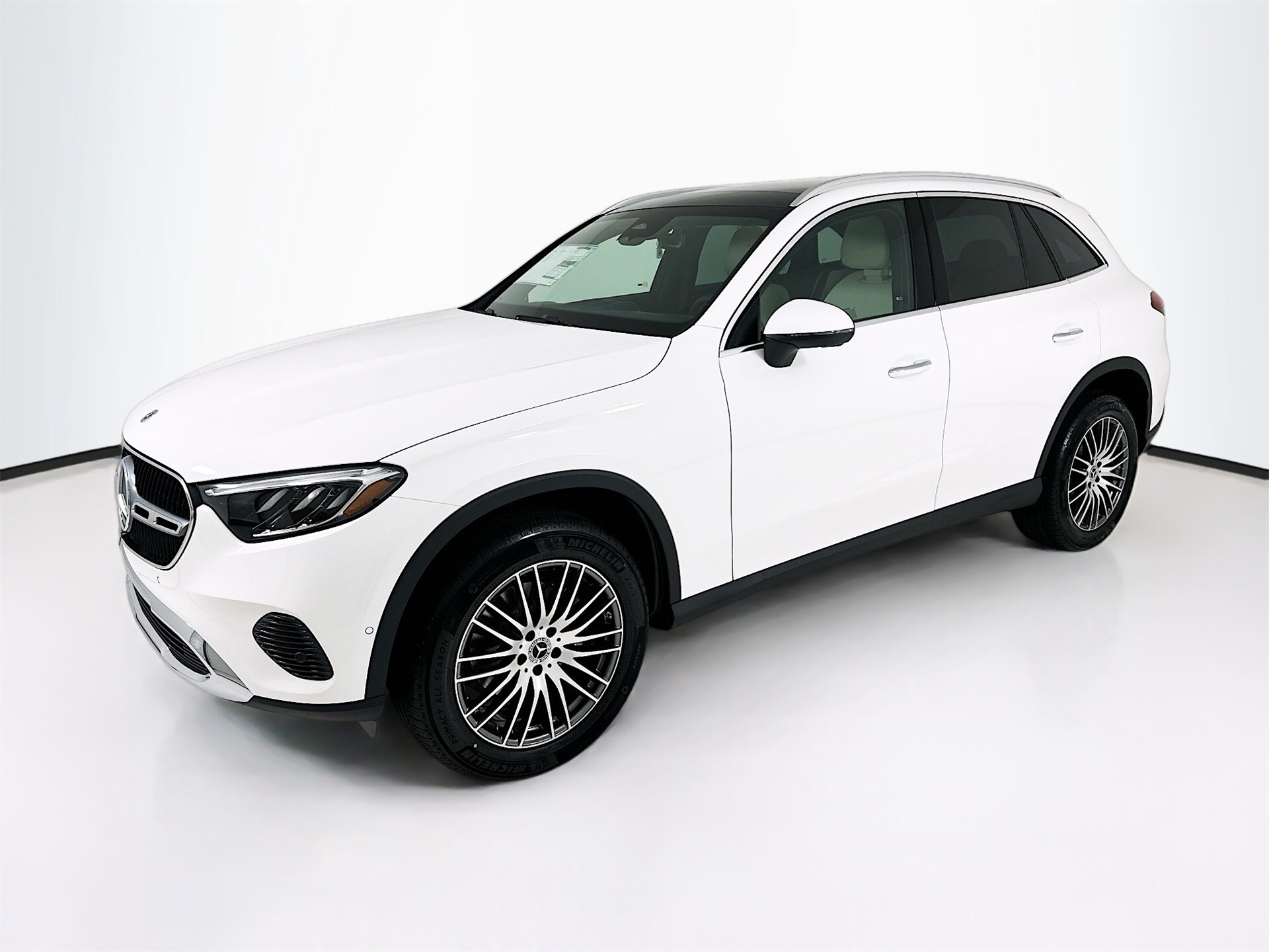 2025 Mercedes Benz GLC 300 photo 3