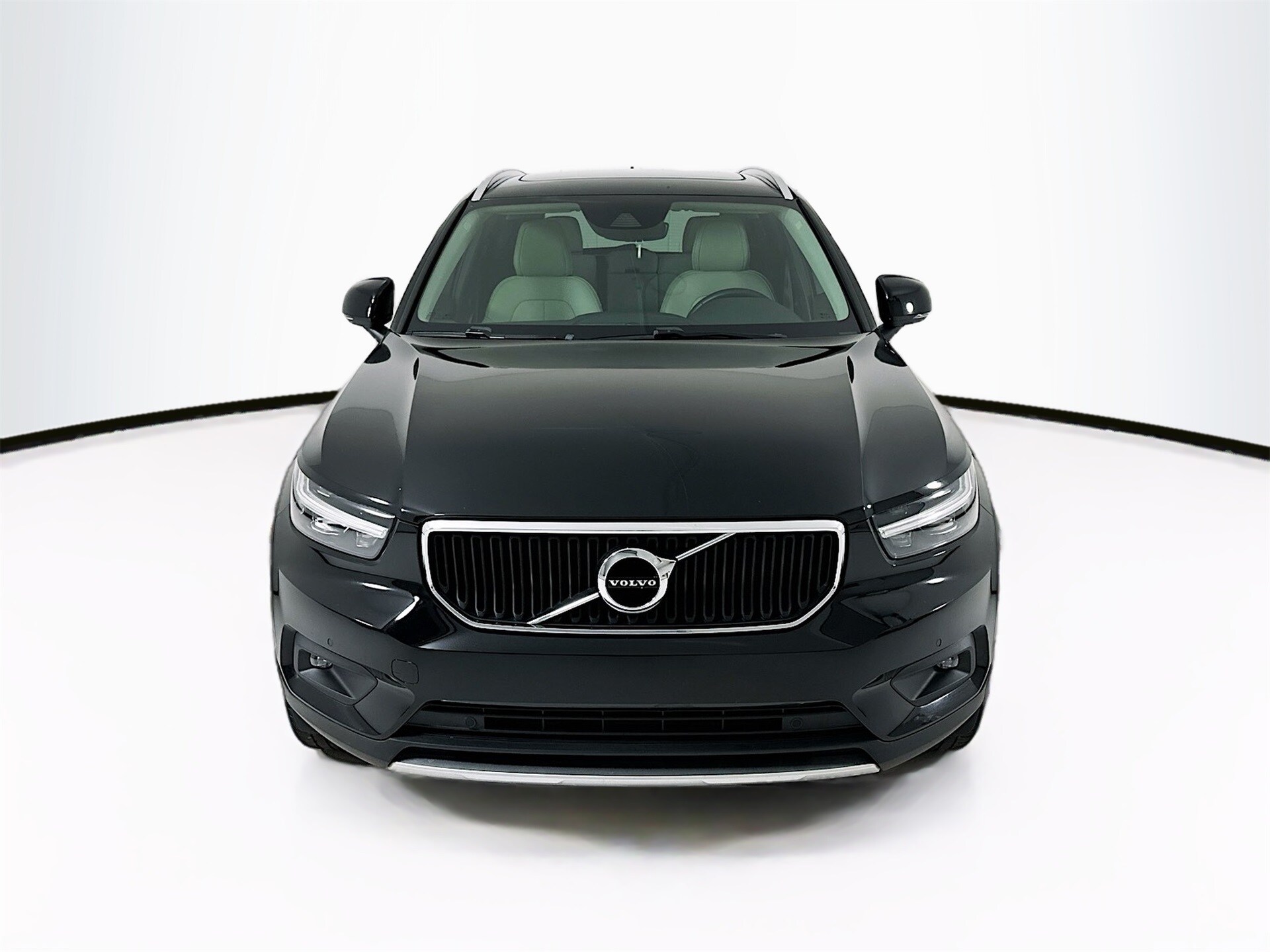 2021 Volvo XC40 Momentum photo 2