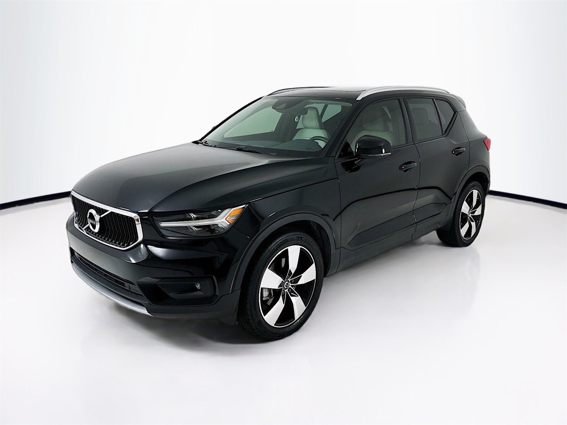 2021 Volvo XC40 Momentum photo 3