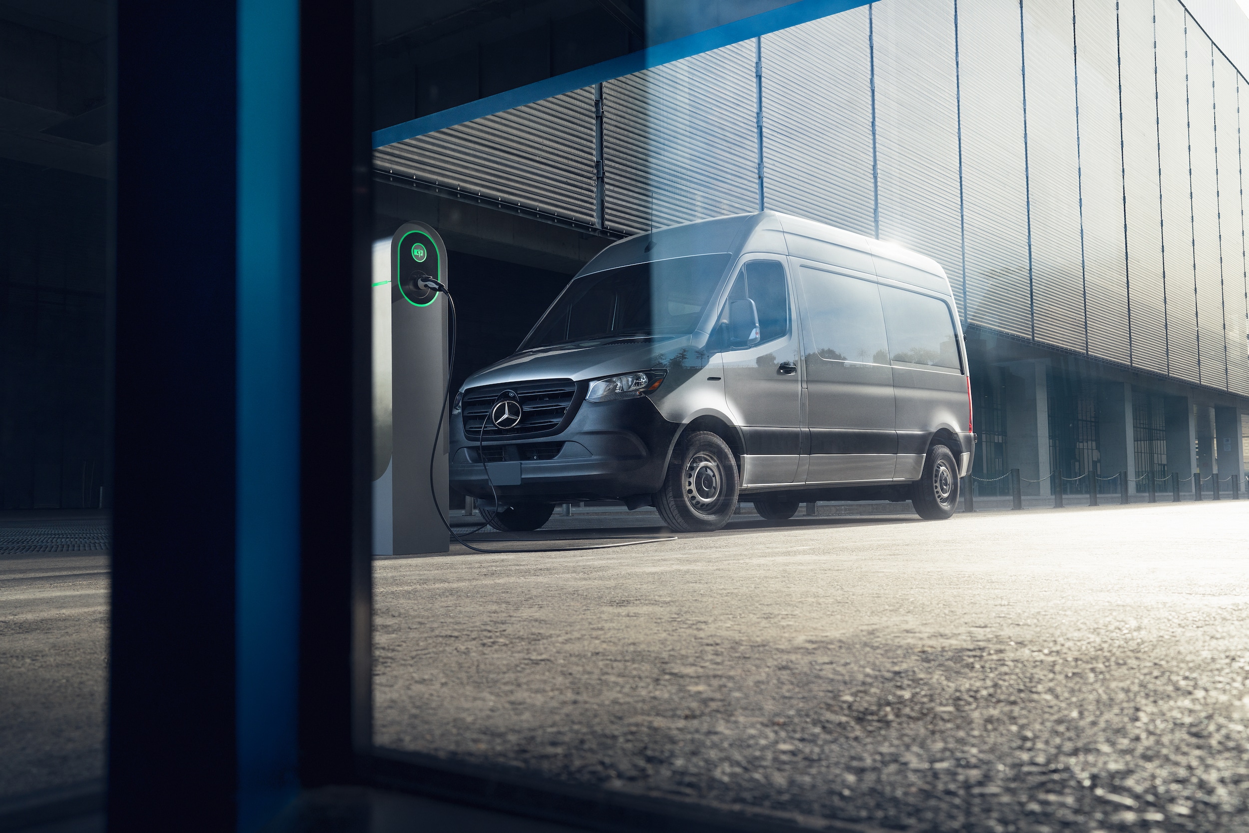 2024-MercedesBenz-eSprinter-Van-L03.jpg