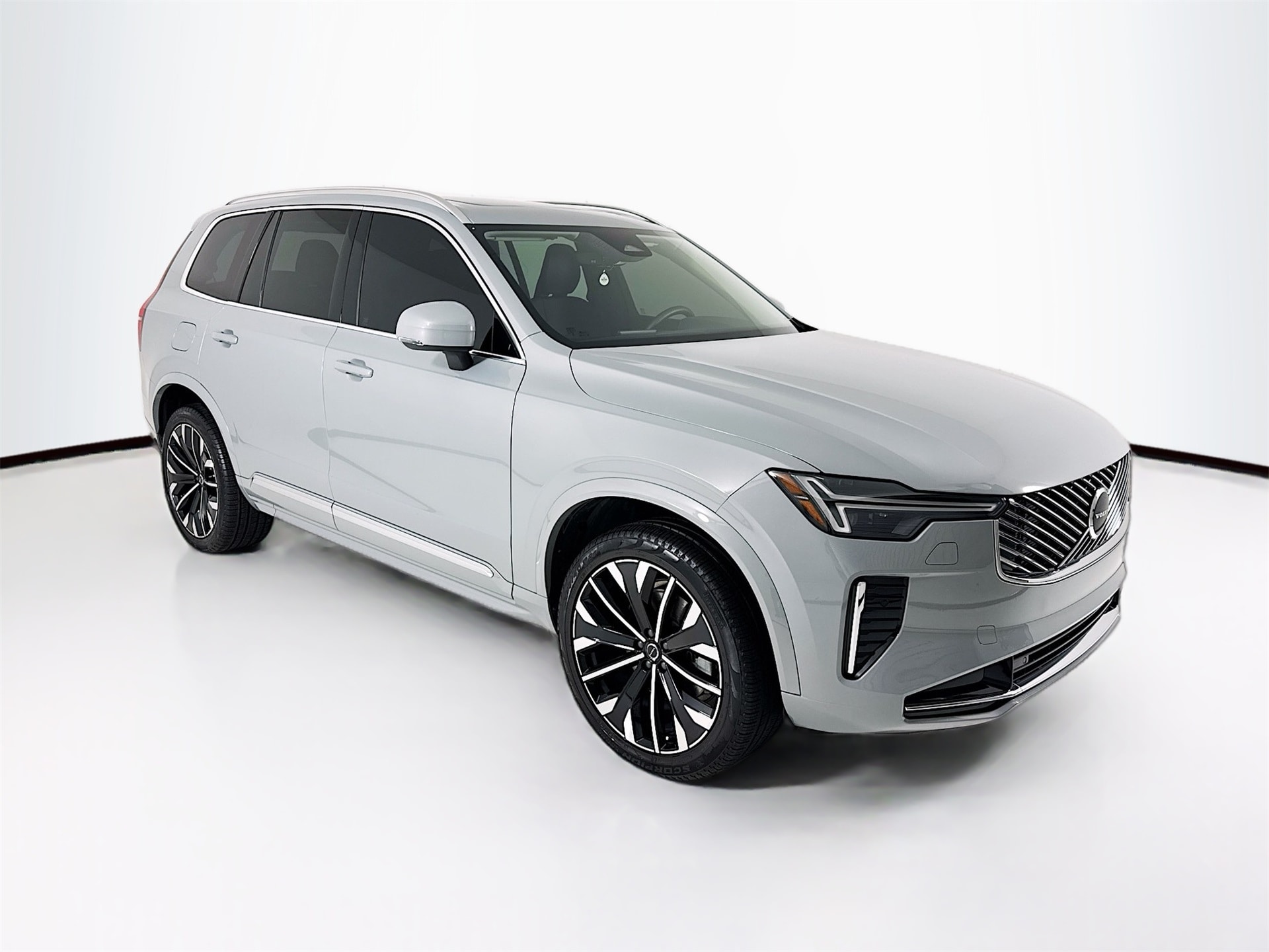 2025 Volvo XC90 Core's photo