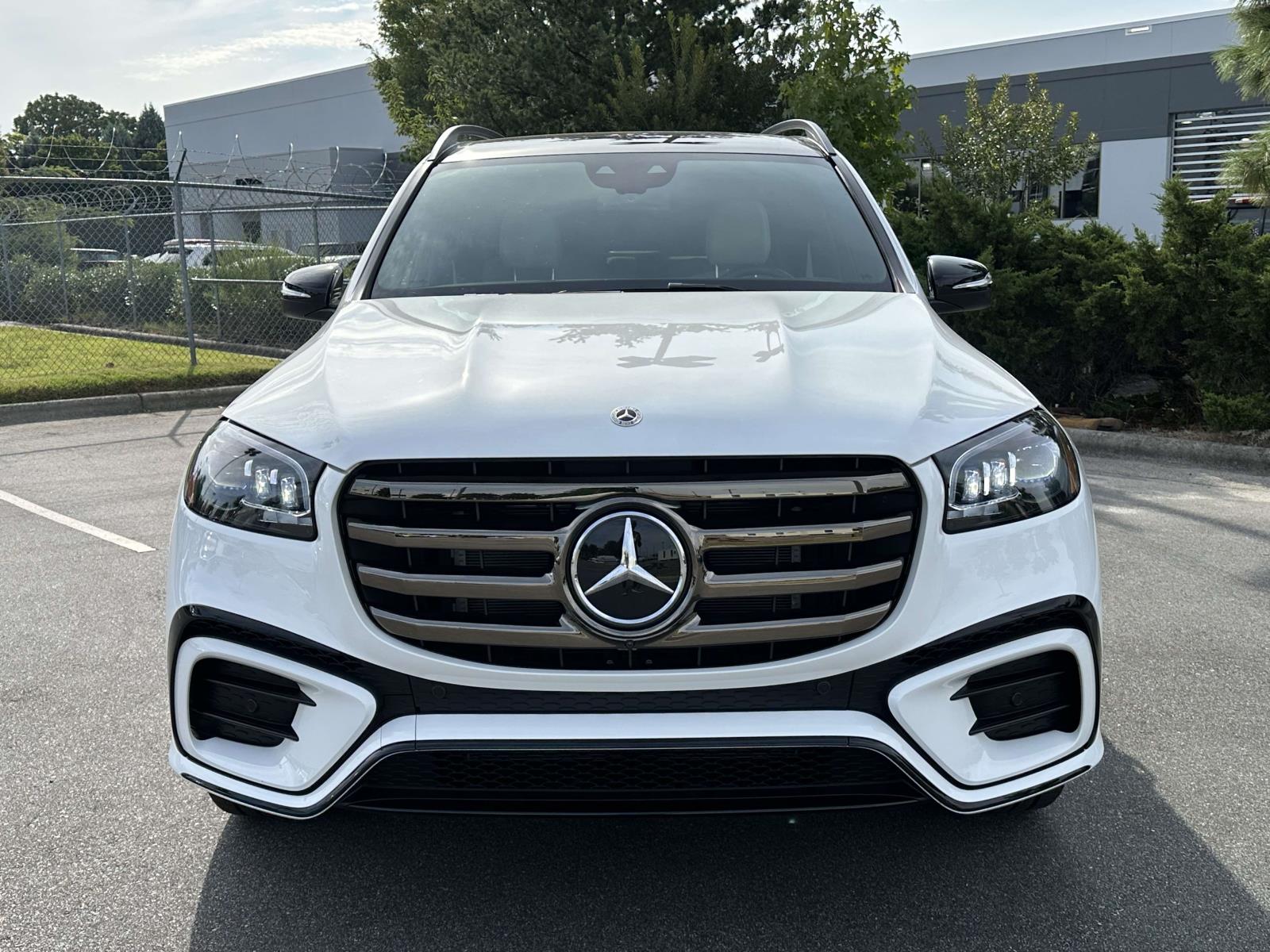 2025 Mercedes Benz GLS 450 4MATIC photo 2