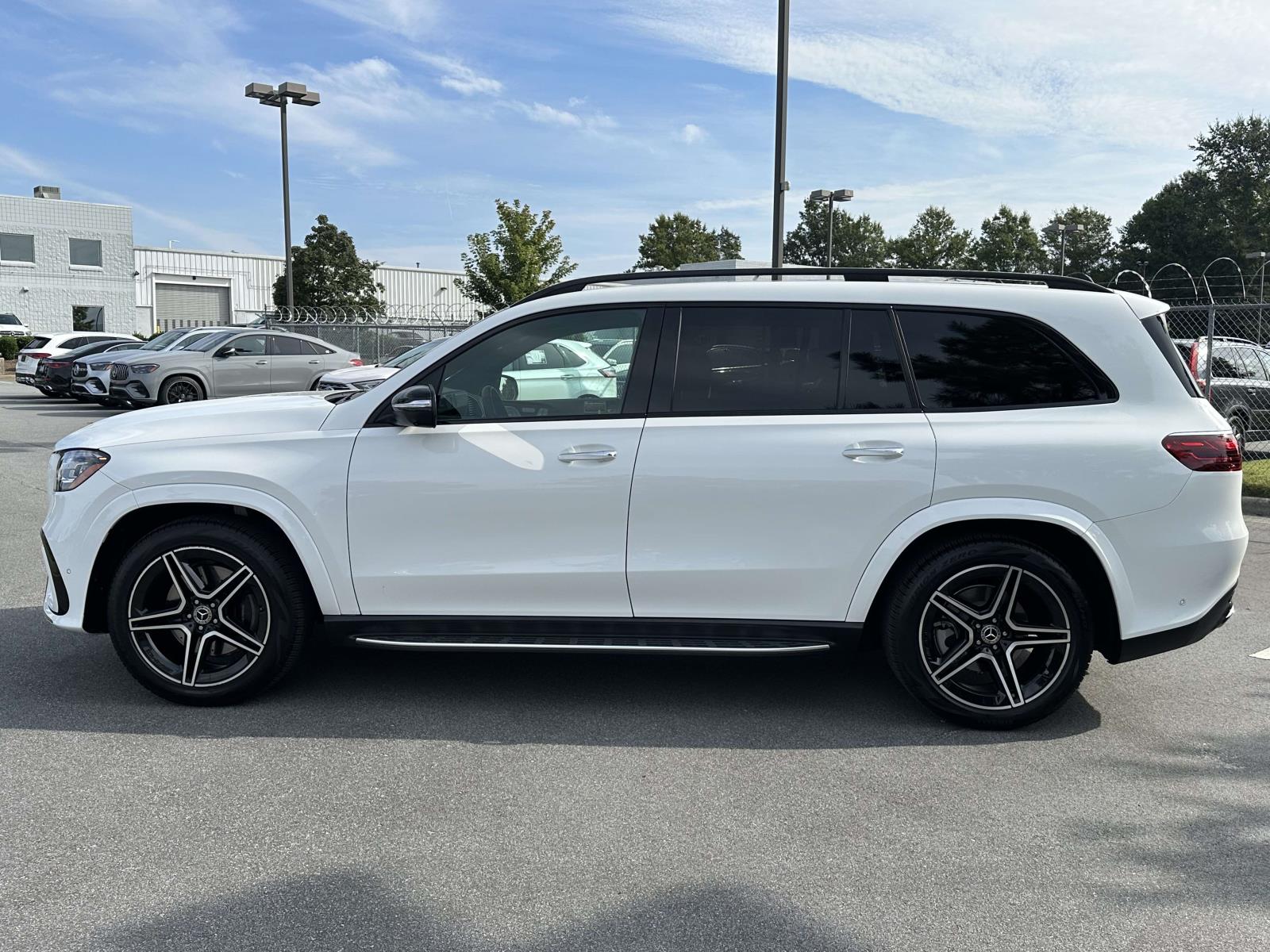 2025 Mercedes Benz GLS 450 4MATIC photo 4