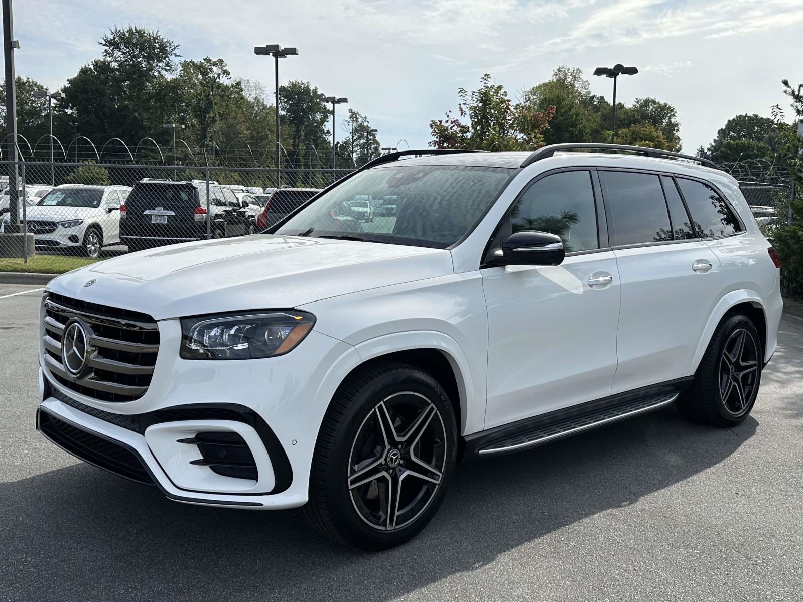 2025 Mercedes Benz GLS 450 4MATIC photo 3