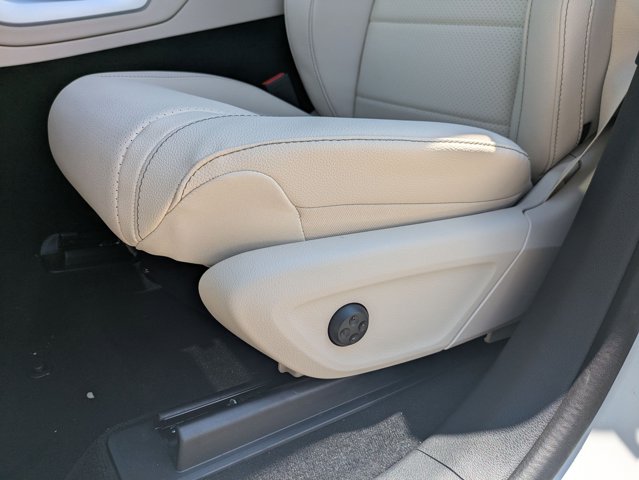2025 Mercedes Benz GLS 450 4MATIC photo 4