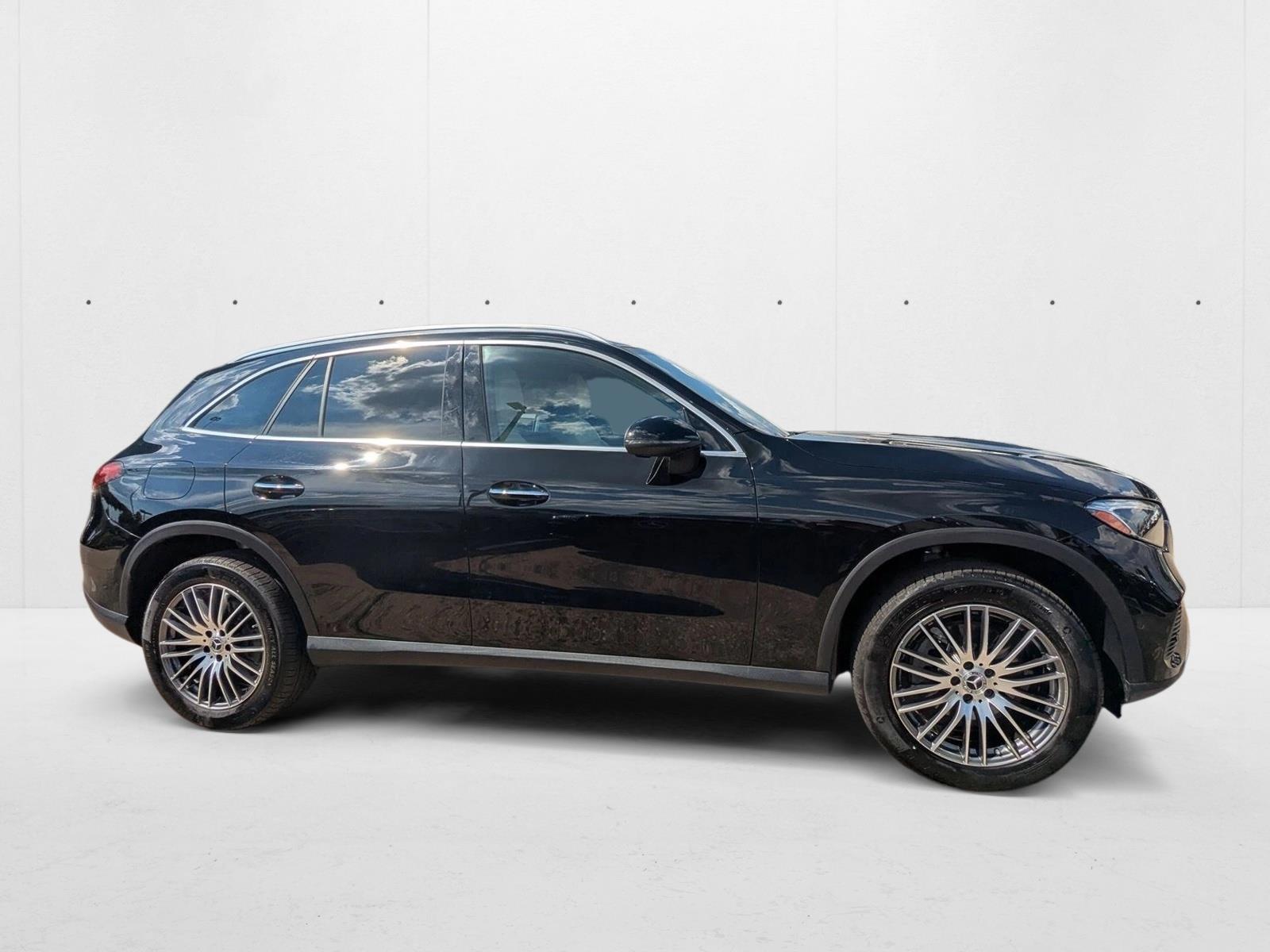 2024 Mercedes Benz GLC 4MATIC photo 2