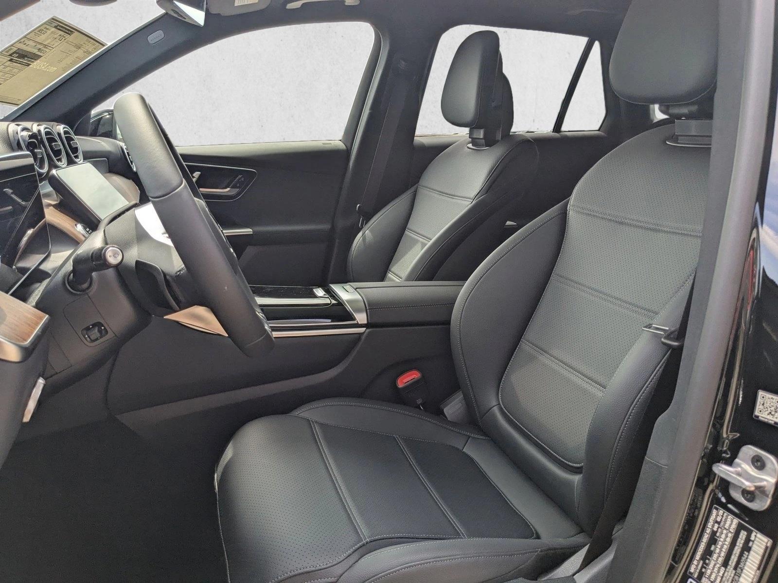 2025 Mercedes Benz GLC 300 photo 4